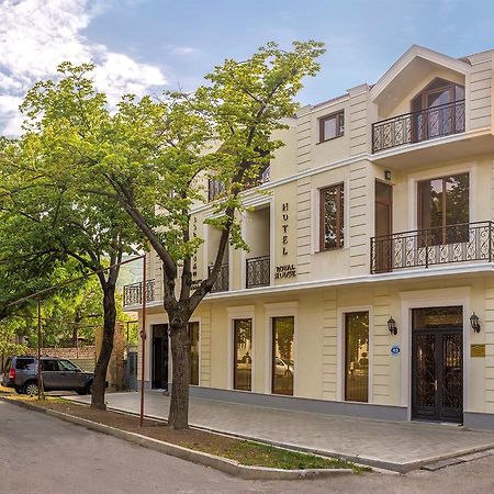 Отель Royal House Гори Экстерьер фото